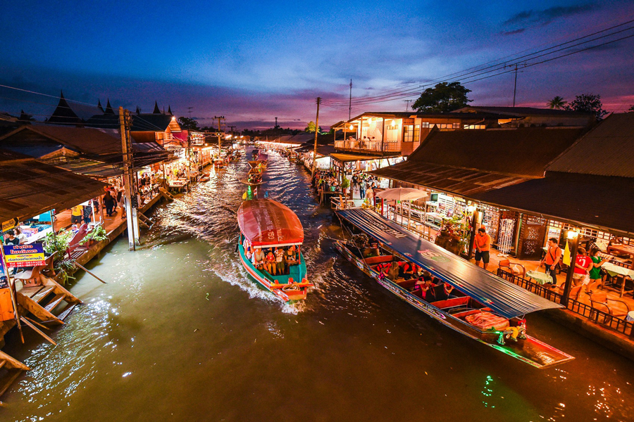 Il vivace mercato galleggiante di Amphawa