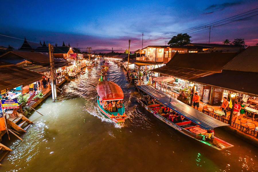 Mercato galleggiante di Amphawa di notte