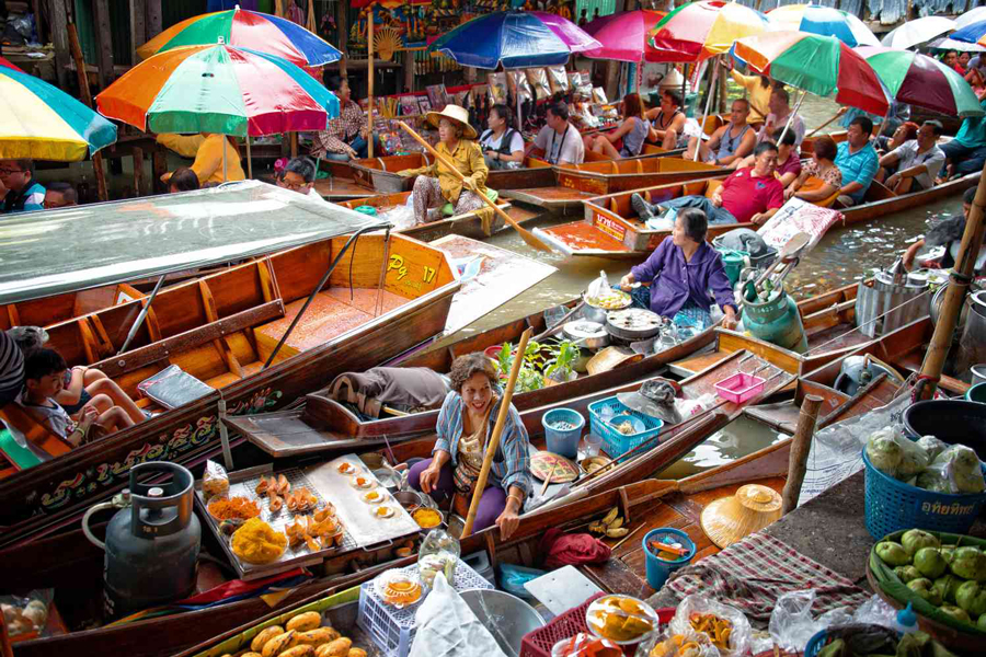Il mercato galleggiante di Damnoen Saduak è uno dei mercati più famosi della Thailandia