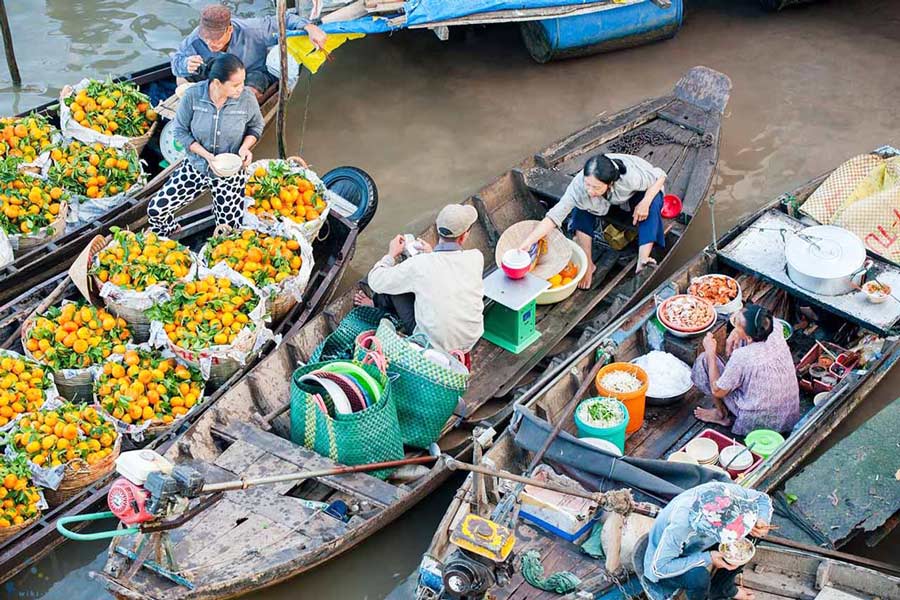 Mercato galleggiante di Nga Bay a Hau Giang