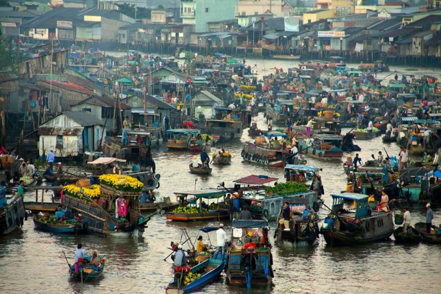 Mercato galleggiante in Vietnam