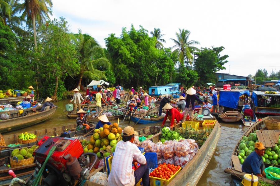 Mercato gallegiante in Vietnam