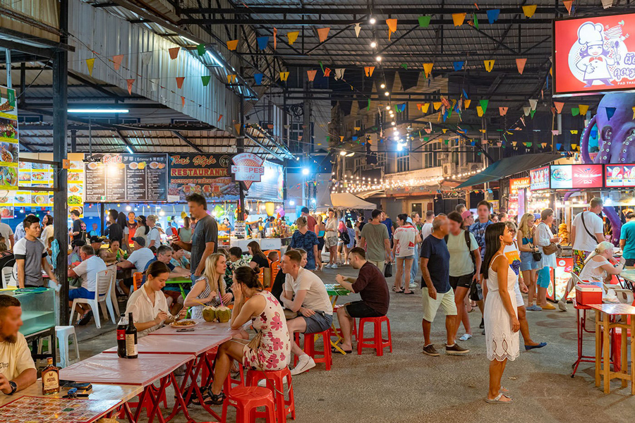 Il vivace mercato notturno di Kata