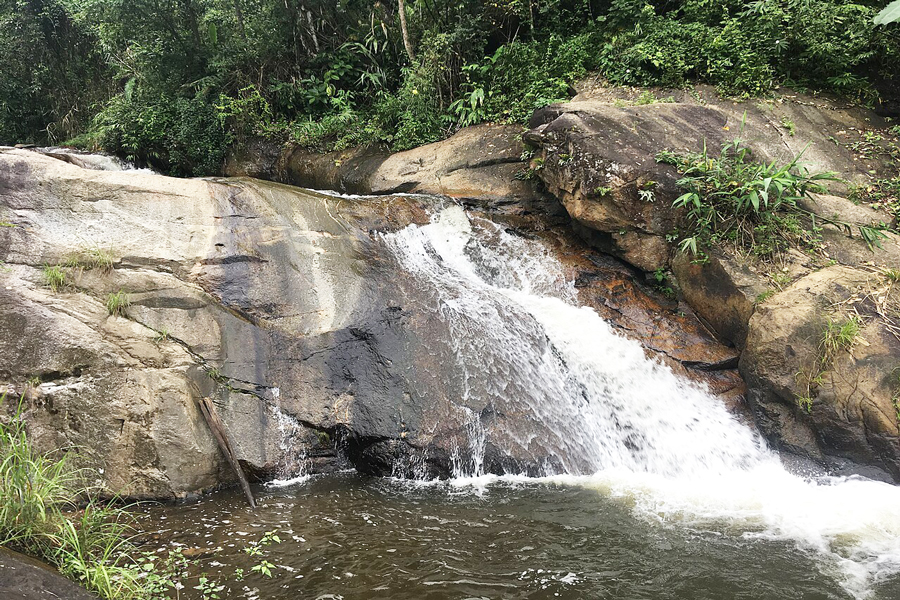 Nuoto alla cascata Mo Paeng