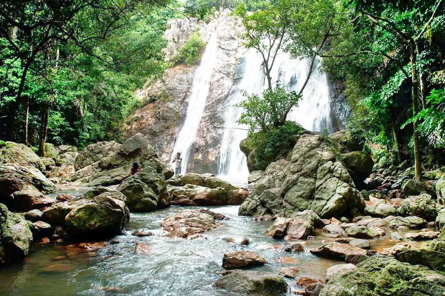 Immergiti nella bellezza naturale della cascata di Na Muang
