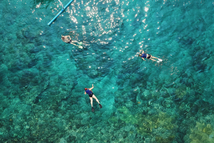 Spiaggia di Ao Sane offre ottime condizioni per nuotare con poche onde