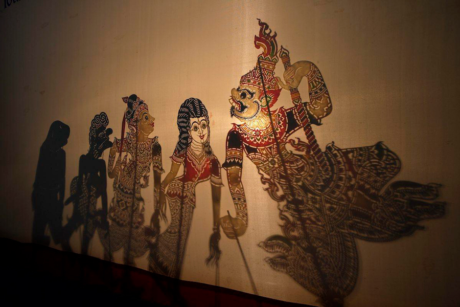 Le marionette delle ombre sono un'arte tradizionale della Thailandia