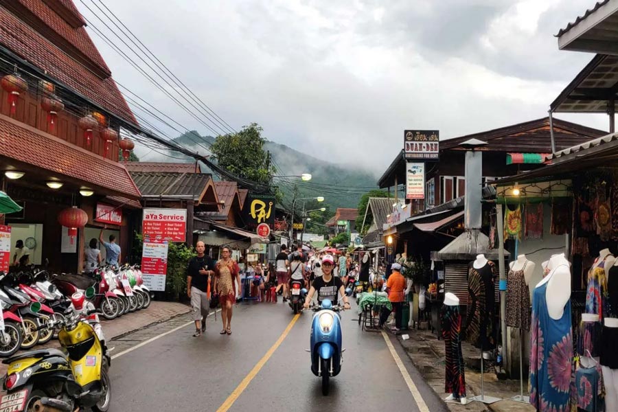 Immergetevi nel fascino della strada pedonale di Pai