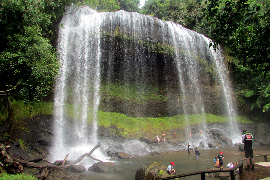Vista maestosa della cascata Pala-U