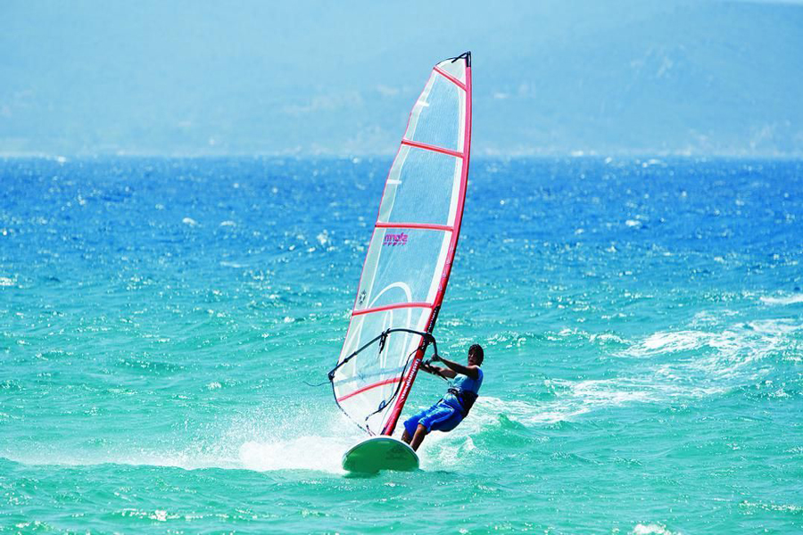 Visitatori potrebbero fare il surf sulla spiaggia di Patong