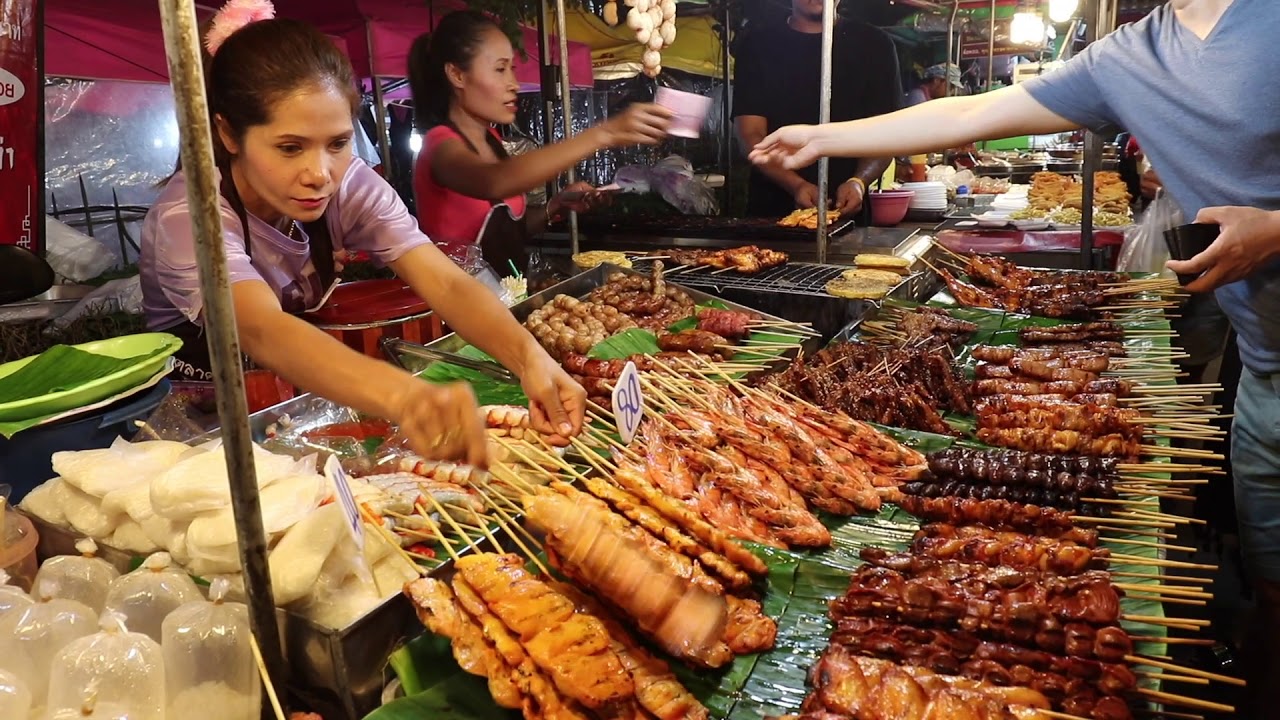 Patong Beach offre una varietà di deliziosi cibi di strada