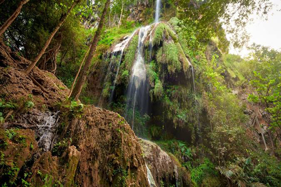 Vista mozzafiato sulla cascata Pham Rom Yen