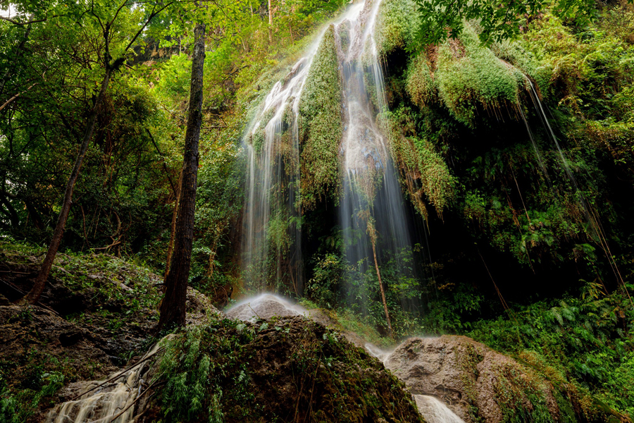 Il bellissimo paesaggio della cascata Pha Rom Yen