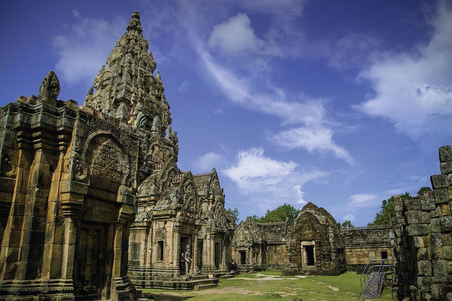 Esplorazione del complesso del tempio di Phanom Rung  