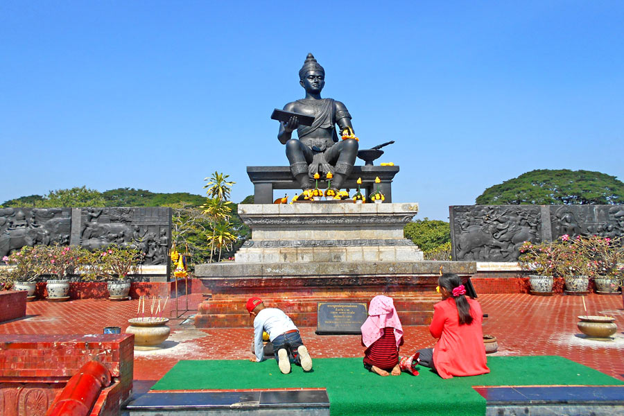 Abitanti in preghiera davanti alla statua Re Ramkhamhaeng