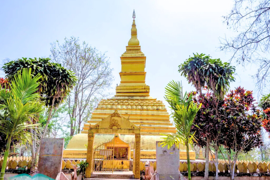 Phoum Pouk Stupa - Guida di viaggio - Attrazione in Laos
