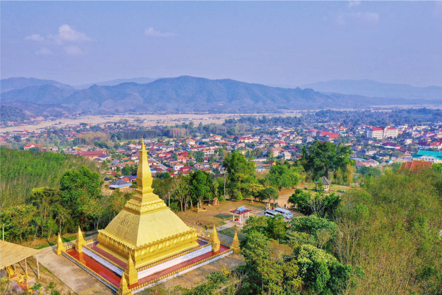 Phoum Pouk Stupa - Guida di viaggio - Attrazione in Laos