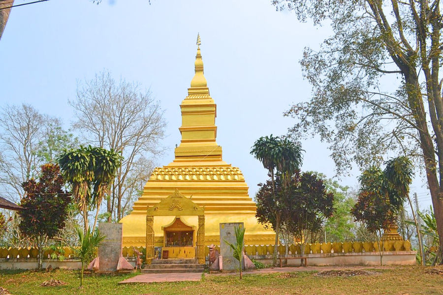 Phoum Pouk Stupa - Guida di viaggio - Attrazione in Laos