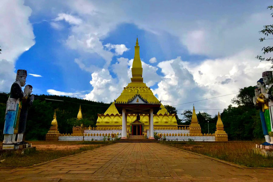 Phoum Pouk Stupa - Guida di viaggio - Attrazione in Laos