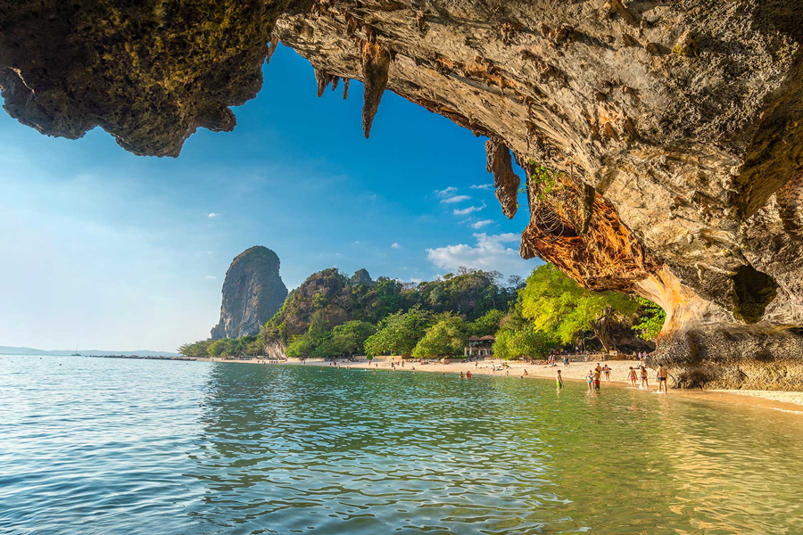 La bellissima spiaggia all'interno della grotta di Phra Nang