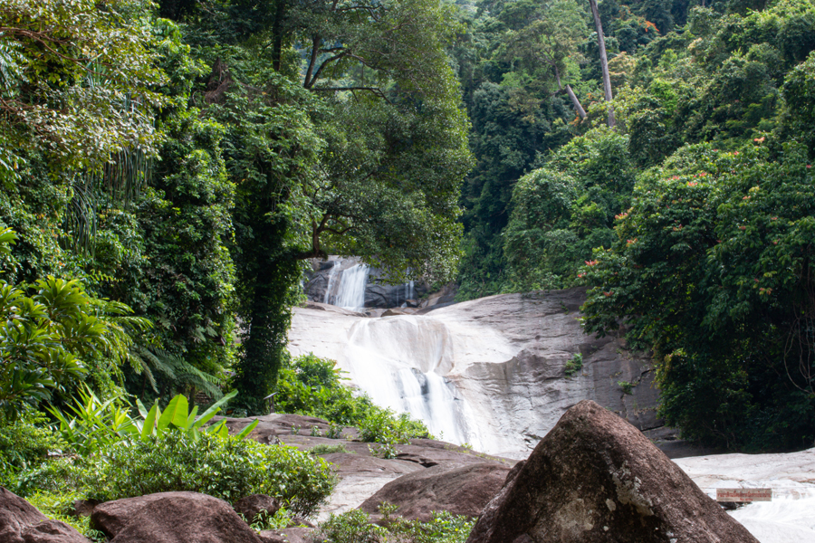 La bellezza poetica della cascata di Phromlok