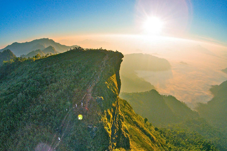 Guarda il tramonto a Phu Chi Fa