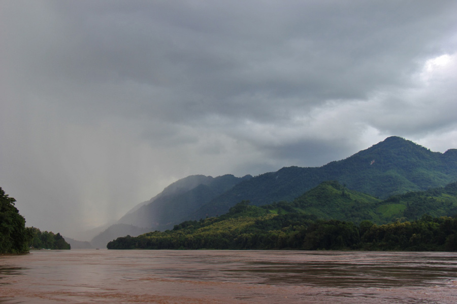 Pioggia sul fiume mekong in laos