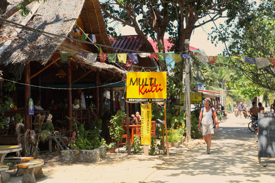 Passeggia nel centro della città di Ranong