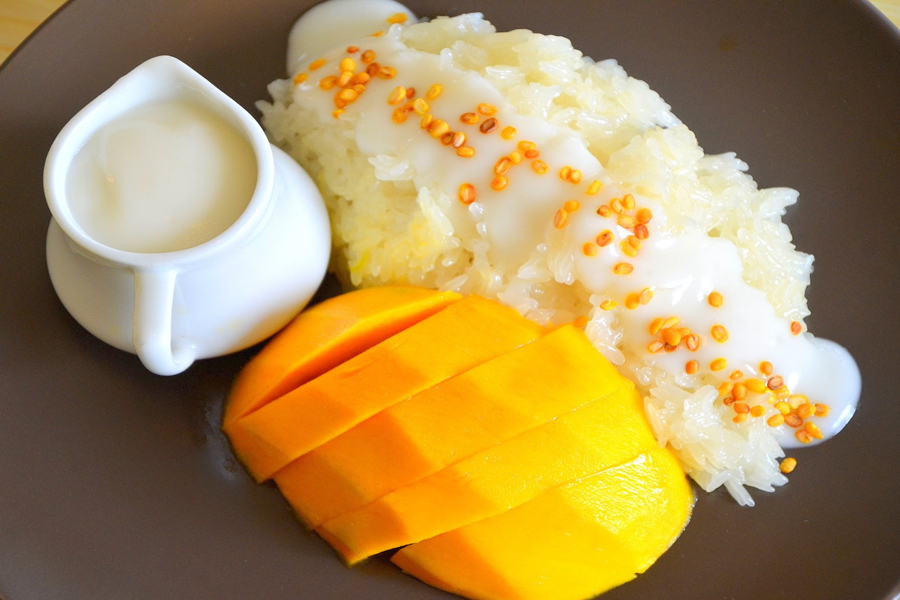 Riso appiccicoso al mango