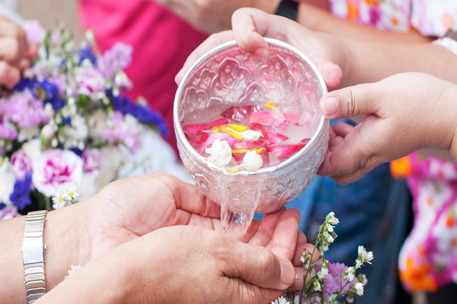 Songkran - Rot Nam Dam Hua