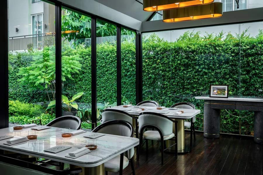 Sala interna elegante del ristorante Sorn