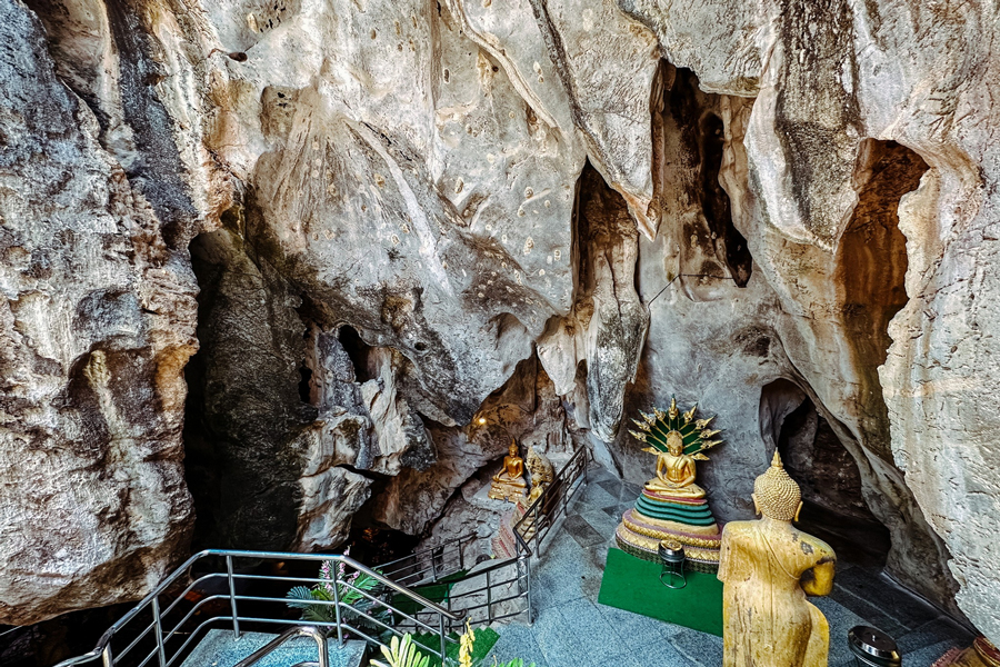 Enormi stalattiti e stalagmiti all'interno della grotta