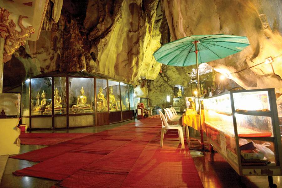 Molte statue di Buddha seduti all'interno della grotta