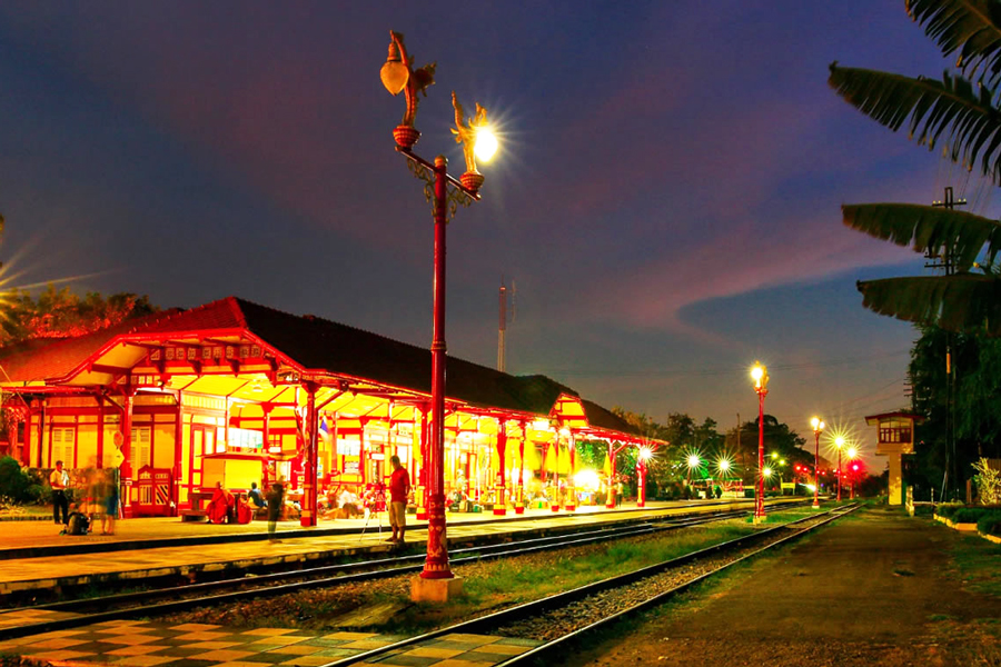 Stazione ferroviaria di Hua Hin di notte