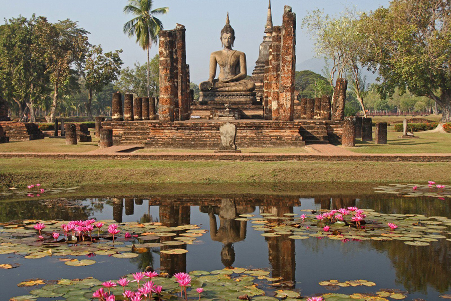 Thành phố lịch sử của Sukhothai gần hồ xổ số