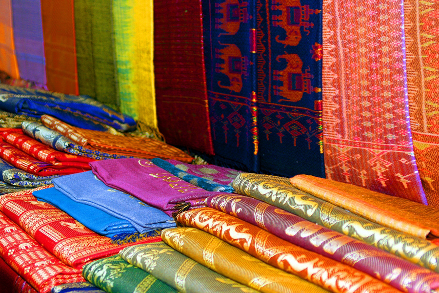 Diversi colori sulla seta tailandese