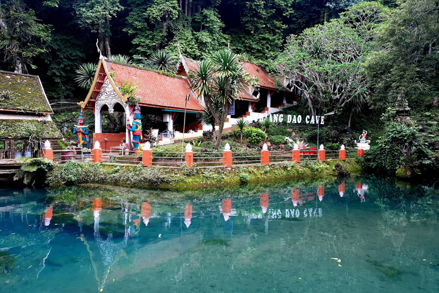Prenditi del tempo per esplorare la grotta di Tham Chiang Dao