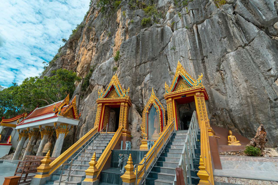 La grotta del tempio di Tham Khao Yoi