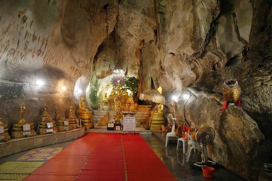 La grotta Tham Khao Yoi è anche un famoso luogo di preghiera
