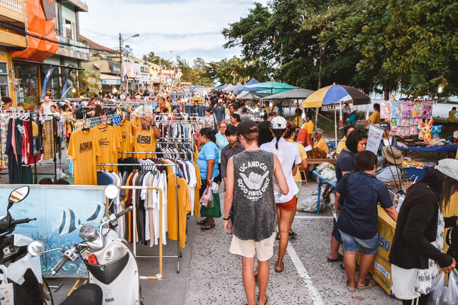Trascorri del tempo al mercato di Thong Sala