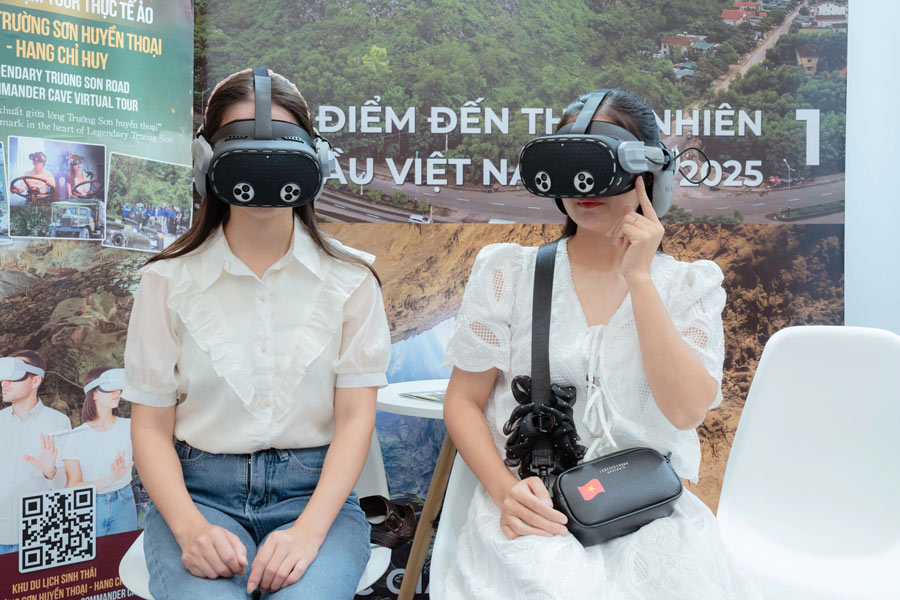 Turisti sperimentano la realtà virtuale