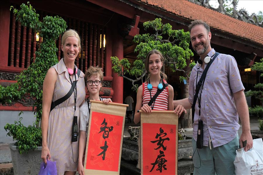 Visitatori con opere di calligrafia in mano