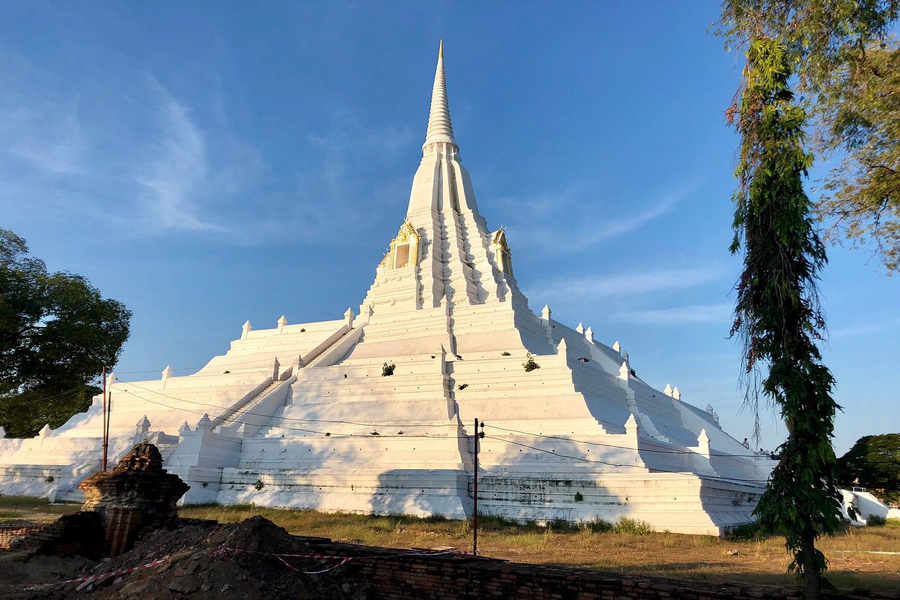 Un tempio storico ad Ayutthaya con uno chedi dorato e vista panoramica