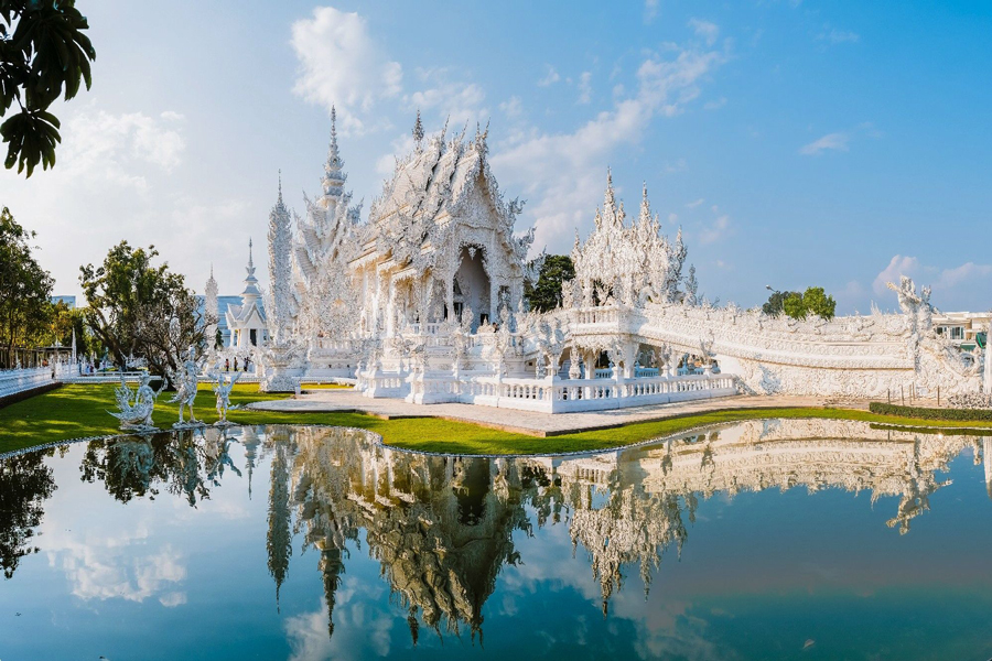 Uno straordinario tempio bianco che fonde arte antica e moderna