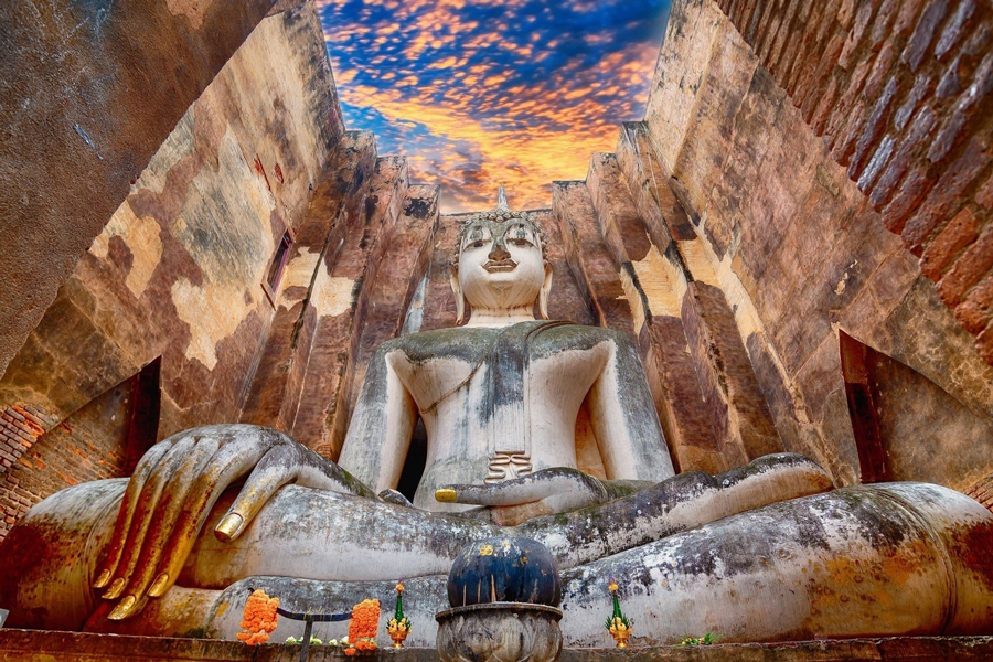 Antico tempio con un gigantesco Buddha seduto