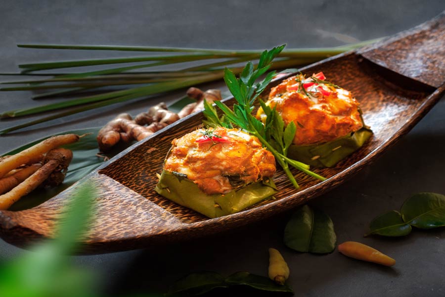 l'Amok, un curry di pesce cucinato in foglie di banano