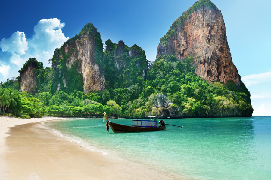 La spiaggia di Ao Nang è bellissima con acqua verde smeraldo