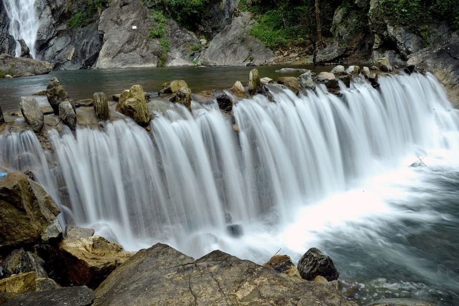 Area ecoturistica della cascata bianca a Quang Ngai
