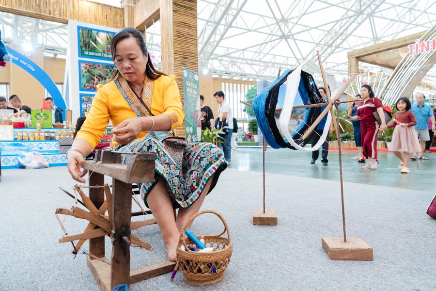 Artigiani al lavoro su prodotti artigianali durante la fiera