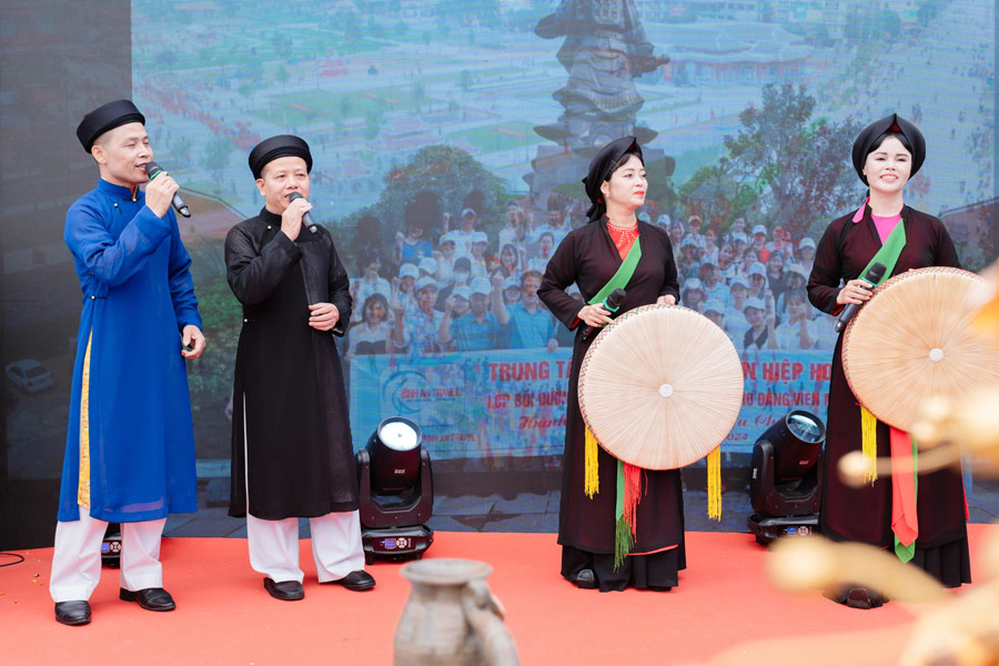Artisti che si esibiscono nel canto tradizionale “Quan họ”.
